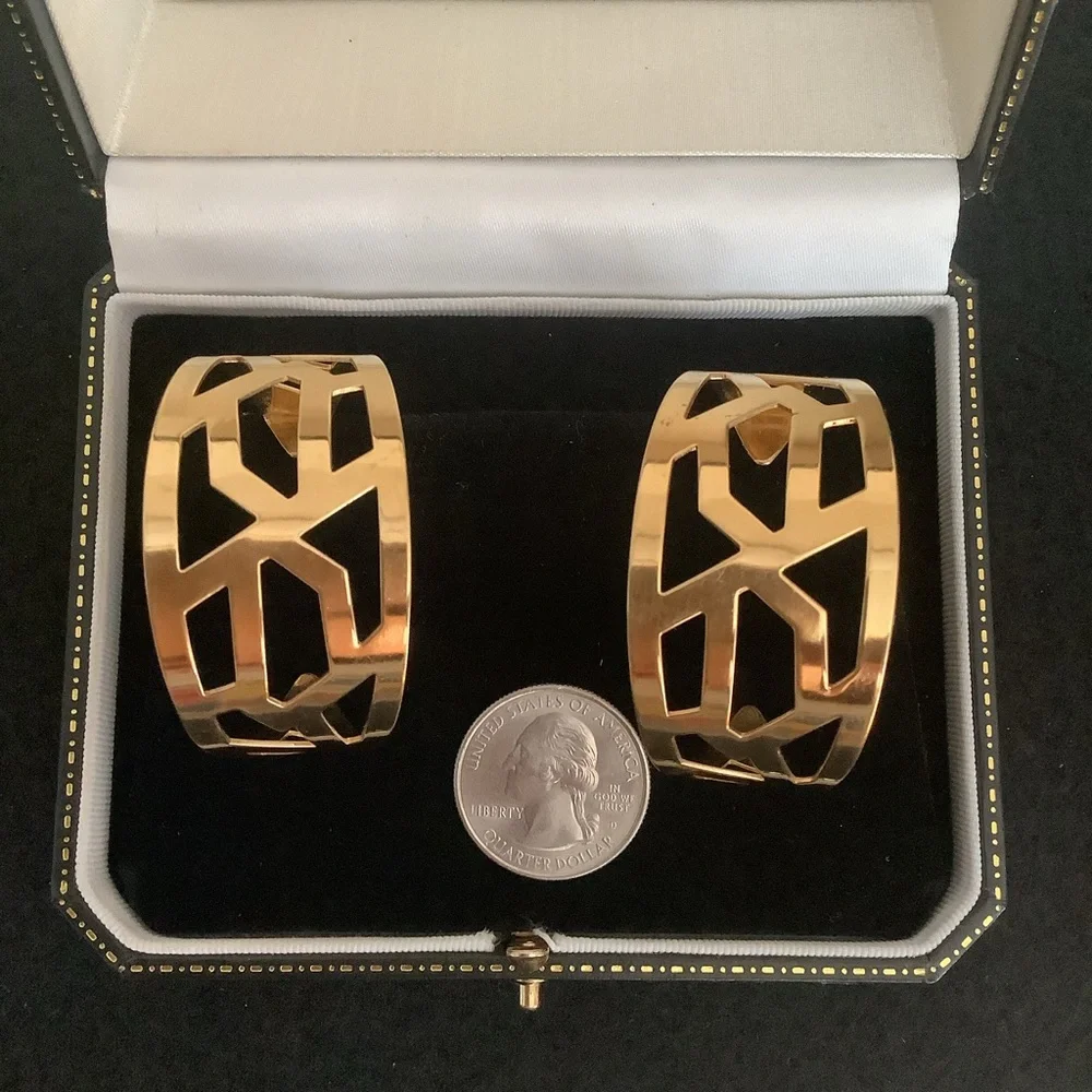 Vintage gold tone hoop earrings.